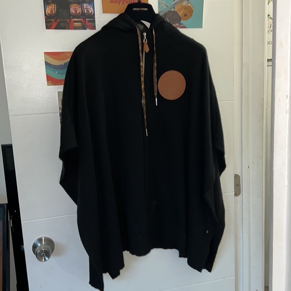 Louis Vuitton cashmere logo Poncho - Picture 4 of 9